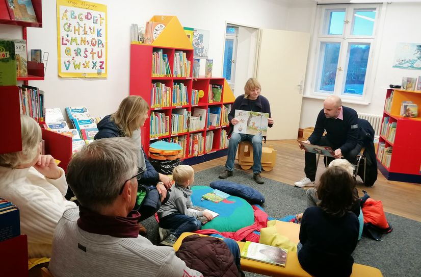 Bürgermeister Jens Richter liest hier in der Bibliothek Lübben vor.