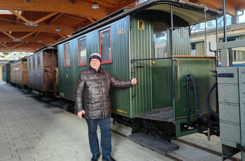 Dr. Andreas Winkler von der Stiftung Schmalspurbahnen an den Wagen, die neu aufgebaut wurden.