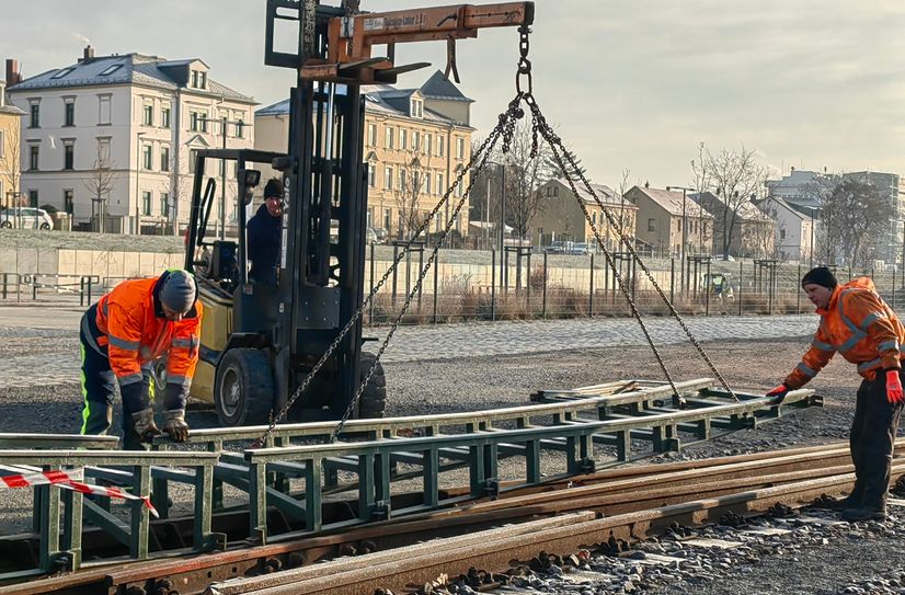 Eine Schienenrampe wird montiert, damit die Lok per Winde auf den Truck gezogen werden kann.