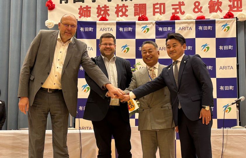 Hand drauf: Oberbürgermeister Olaf Raschke, Schulleiter Patrice Hübsch und Hiroshi Matsuo und Oberbürgermeister Yoshiaki Matsuo (v.l.) besiegeln die Partnerschaft.