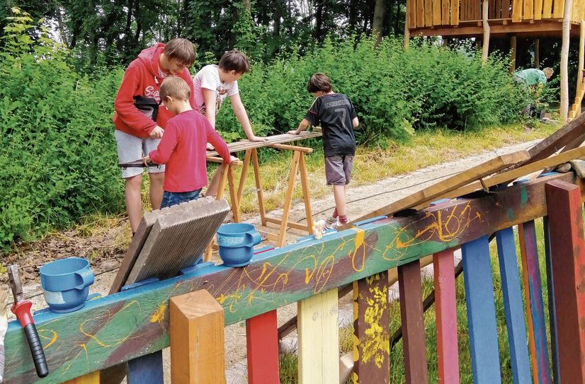 Fleißig werkeln die Kinder und Jugendlichen des »Schmalen Hauses« am neuen Baumhaus. Foto: Verein