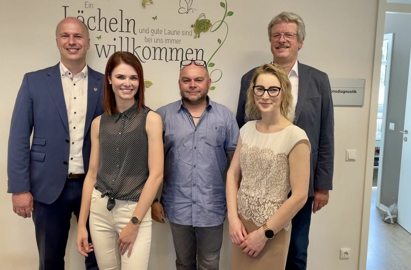 Kamen in der Praxis für Allgemeinmedizin in Grünewalde ins Gespräch (v.l.n.r.): Bürgermeister Mirko Buhr, Elbe-Elster MVZ Antje John, SVV-Vorsitzender Jörg Gärtner, Fachärztin Vilma Navasaitis und Ortsvorsteher Reinhard Lanzke.