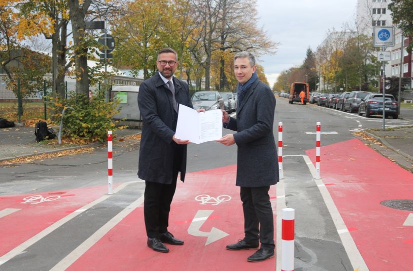 Martin Dulig (li.) übergibt den Förderbescheid an Verkehrsbürgermeister Stephan Kühn.