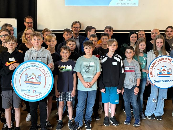 Bei der Kinderkonferenz wurden gemeinsam Ideen für Senftenberg entwickelt. Bürgermeister Andreas Pfeiffer (hintere Reihe, Mitte) war beeindruckt vom Tatendrang der Grundschüler.