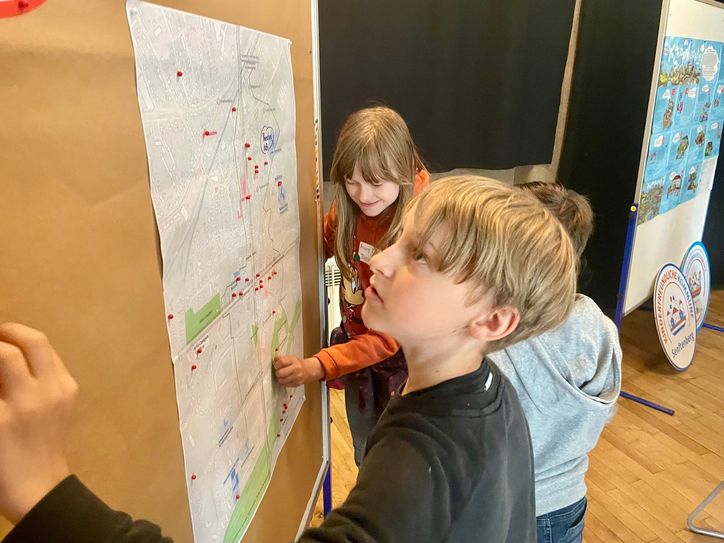 Mitmischen, mitentscheiden - Senftenberg mit Kinderaugen sehen und verändern. Die Teilnehmer der Kinderkonferenz hatten sichtlich Spaß.