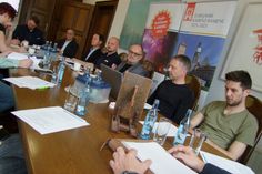 Im Büro des Oberbürgermeisters gab es am Dienstag ein Upgrade zum Stadtjubiläums-Stadtfest. Fazit: Die Stadt sei für den Auftakt der Jubiläumsfeierlichkeiten in diesem Jahr gerüstet, so OB Roland Dantz (Mitte).