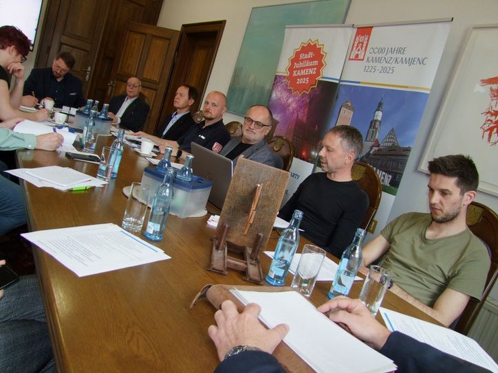 Im Büro des Oberbürgermeisters gab es am Dienstag ein Upgrade zum Stadtjubiläums-Stadtfest. Fazit: Die Stadt sei für den Auftakt der Jubiläumsfeierlichkeiten in diesem Jahr gerüstet, so OB Roland Dantz (Mitte).