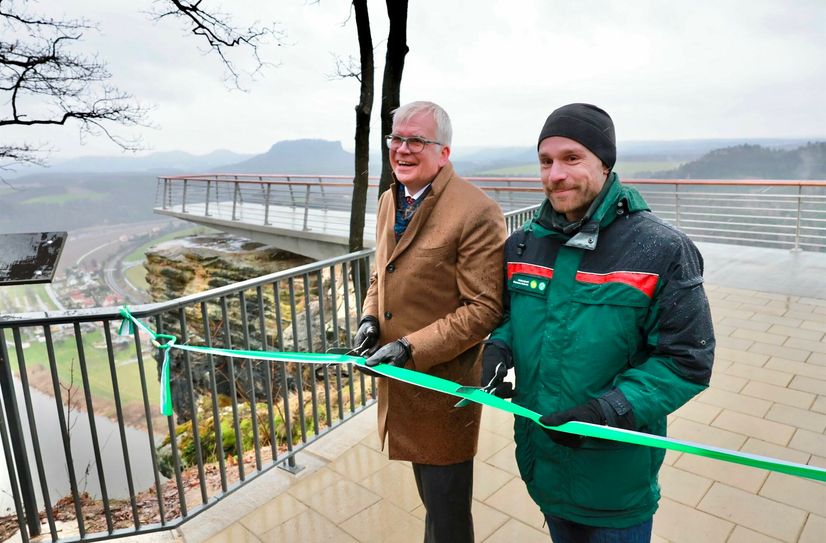 Sachsens Finanzminister und Bauherr Hartmut Vorjohann zusammen mit Christian Starke vom Nationalpark Sächsische Schweiz beim Cut.