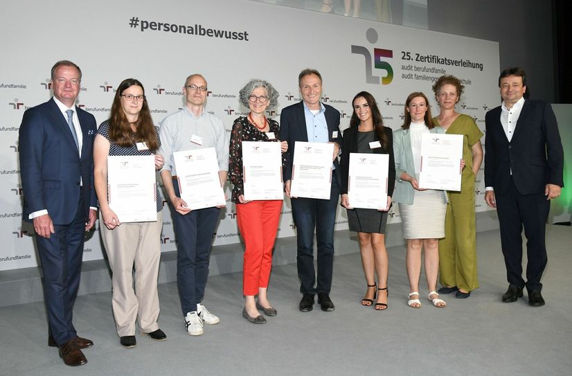 Der kaufmännischer Direktor, Björn Meene (3.v.l.), nahm das Zertifikat für die Klinikum Dahme-Spreewald GmbH entgegen.