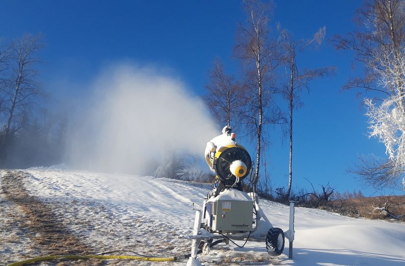 Dank der frostigen Temperaturen konnte der Rodelhang mit Kunstschnee präpariert werden.