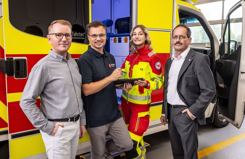 Ben Mangelsdorf, Uwe Krasel, Notfallsanitäterin Lea Härtel und Geschäftsführer Roger Preußmann bei der Übergabe der neuen Tablets.