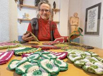 Galeristin Christina Koenig startet ihre 6. Ausstellung mit Bürgerbeteiligung: Nach Foto- und Schülerausstellungen sollen jetzt gehäkelte Topflappen im Mittelpunkt stehen - »genial banal«.