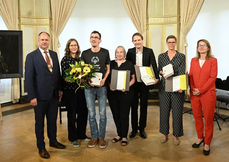 OB Dirk Hilbert (li.) mit den Preisträgern: farbwerk e.V., Sven Helbig (5.v.l.), Svea Duwe und Kulturbürgermeisterin Annekatrin Klepsch.