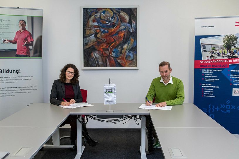 Prof. Dr. Katja Soyez, stellv. Direktorin der Staatlichen Studienakademie Riesa, und Steffen Buschmann, Vizepräsident Bildung. Foto: pm