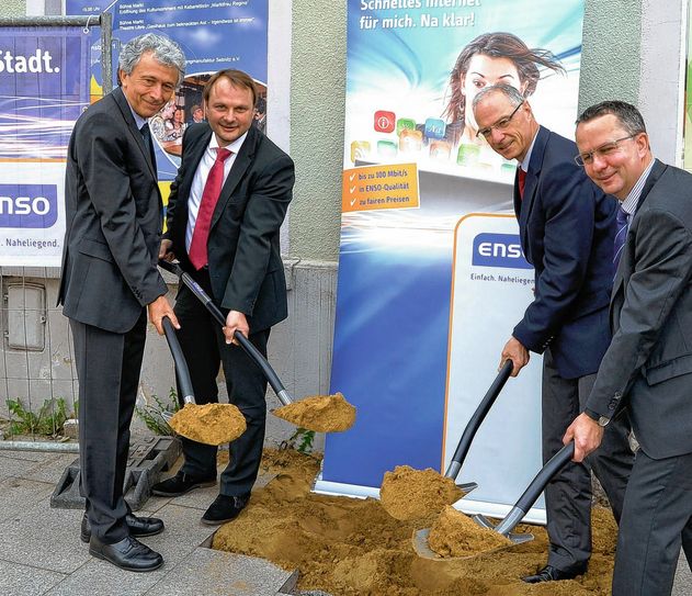 Dr. Reinhard Richter, Vorstand der  ENSO, Dr. Dirk Orlamünder vom  sächsischen Wirtschaftsministerium, OBMike Ruckh, Dr. Steffen Heine, Geschäftsführer  der ENSO NETZ (v. li.)  beim  symbolischen 1. Spatenstich. Foto: SV
