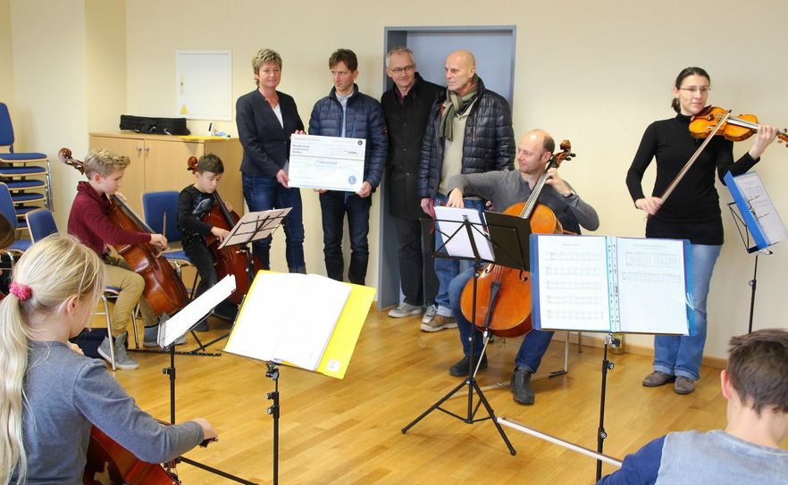 Die Streicherklasse wird auch durch Sponsoren wie dem Lionsclub Riesa oder dem Förderverein der Elblandkliniken unterstützt.    Foto: Farrar