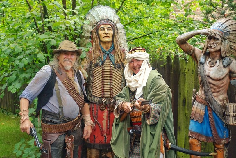Ganove Locci (Franz Lasch, links im Bild) und die Romanfigur Kara Ben Nemsi (Roland Wichmann) freuen sich auf das Wochenende am 10. und 11. Juli. Foto: Schramm