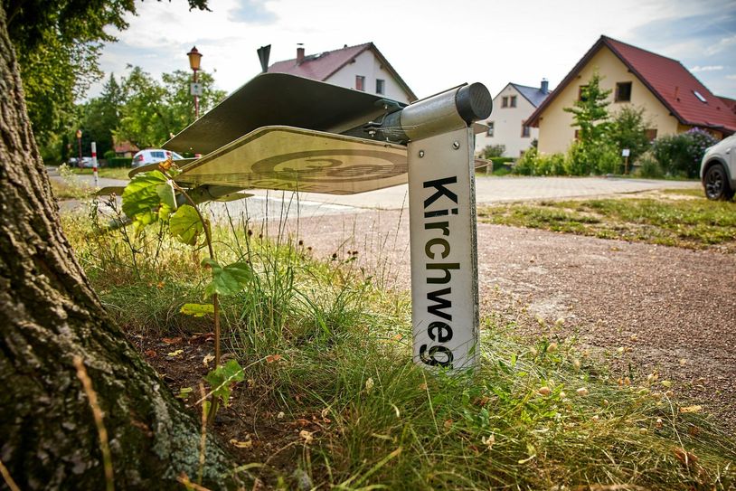Umgebogenes Verkehrsschild am Kirchweg in Graupa.