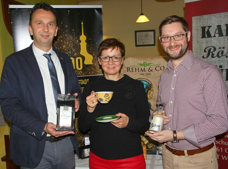 Damit das Festjahr zum 900. Geburtstag Riesas auch richtig lecker wird, haben Kaffeerösterin und Kaffeesommeliere Constanze Müller und Likörhersteller Lars Ziesche (r.) lange an besonderen Rezepten gefeilt und einen Jubiläumskaffee sowie den Likör »Die Gelbe Bohne« für Riesa kreiert. Oberbürgermeister Marco Müller ist begeistert.               Foto: Farrar
