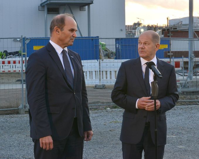 Bundeskanzler Olaf Scholz (r.) und Martin Brudermüller (l.), Vorstandsvorsitzender der BASF, geben ein Pressestatement nach der Besichtigung der Kathodenfabrik ab.