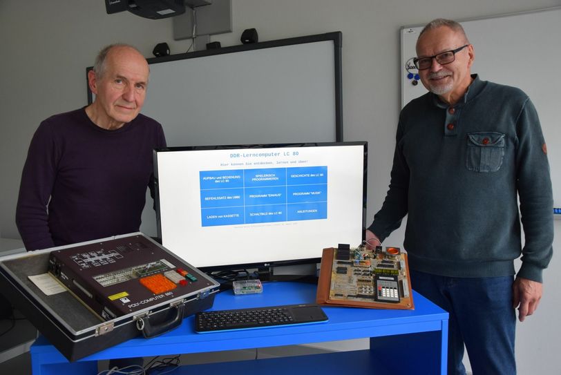 Gerhard Walter und Wolfgang Kunde zeigen den Raspberry Pie, auf dem das Lernprogramm zu dem ersten freiprogrammierbaren Homecomputer der DDR LC 80 läuft. Foto: Demczenko