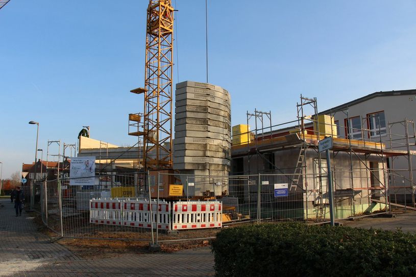 Die Mensa entsteht direkt neben der Grundschule Paul Noack. Mitte 2022 soll der Neubau fertig sein. Es soll einen direkten Zugang vom Schulgebäude sowie einen weiteren Eingang geben. Fotos: sts