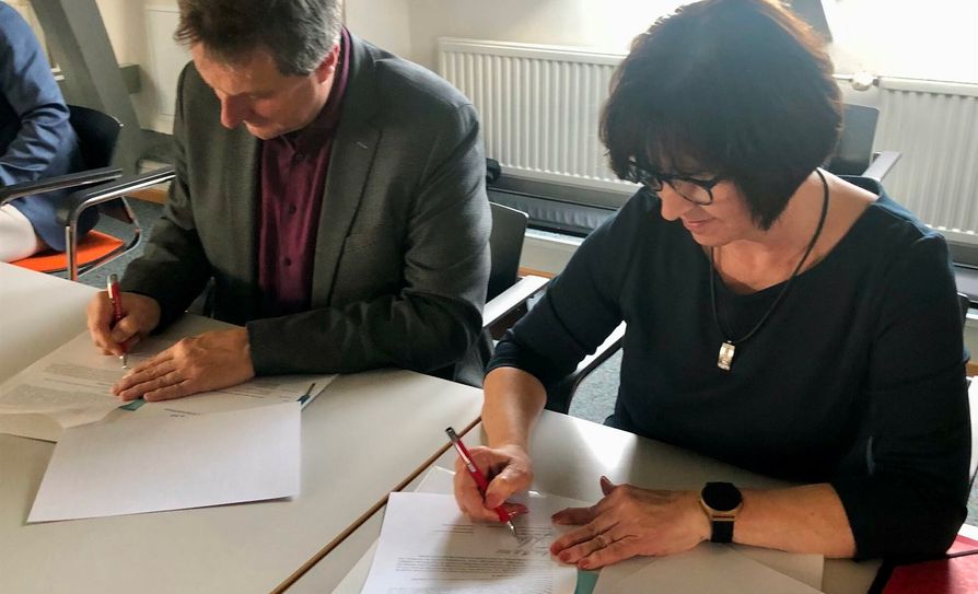 Vorsitzender des Stadtsportbundes Olaf Wernicke und Dezernentin Maren Dieckmann unterzeichnen Kooperationsvereinbarung.