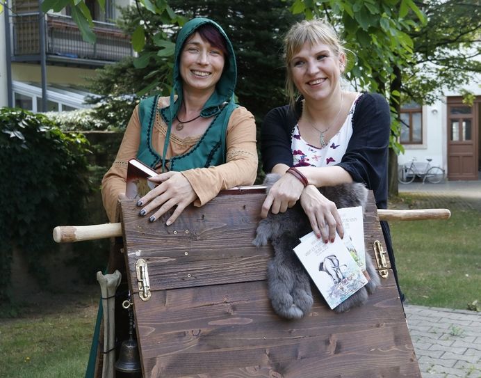 PoetrySlammerin Kaddy und Hexe Heidine Wiedemann (Katharina Salomo). Foto: Mutschke