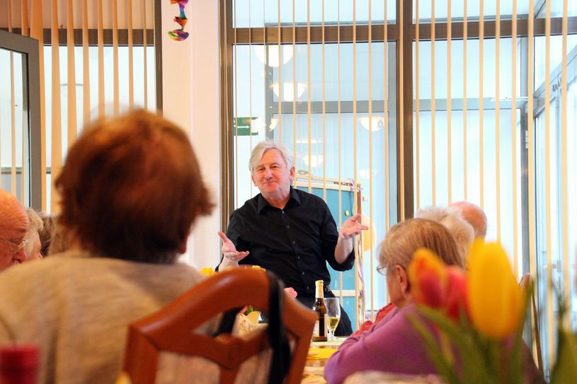 Hinterher ist man immer schlauer. „Bitte seien sie skeptisch“, lautet deshalb Ronald Börners Aufruf an seine Zuhörer. Niemanden in die Wohnung lassen und im Zweifel das Telefongespräch beenden. Foto: Schramm