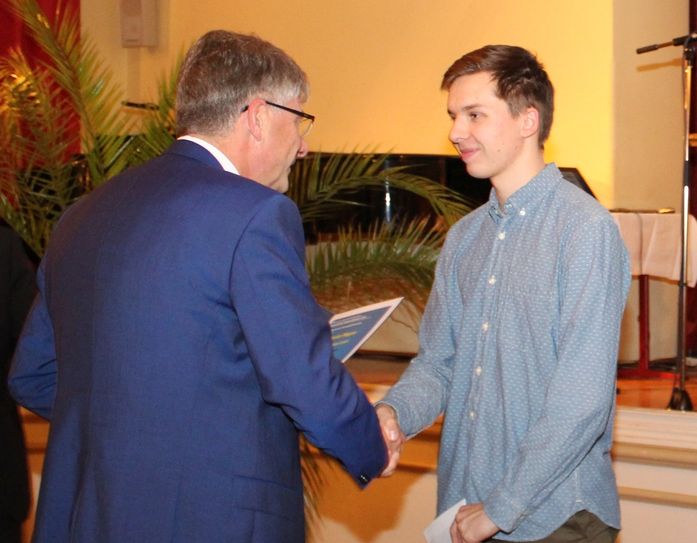 Der Vereinsvorsitzende Volker Bartko gratuliert Preisträger Florian Wagner. Foto: Keil