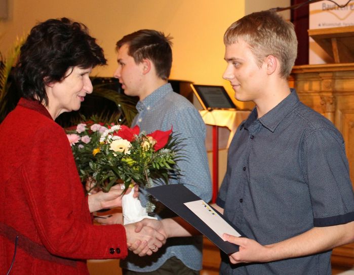 Dr. Eva-Maria Stange, Sächsische Staatsministerin für Wissenschaft und Kunst, gratuliert dem Preisträger Toni Bürger von der miunske GmbH. Foto: Keil