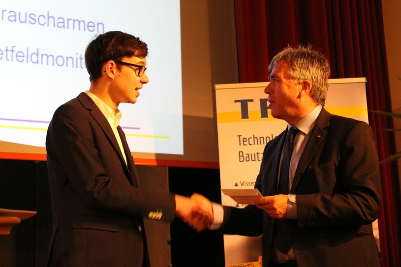 Landrat Michael Harig gratuliert dem diesjährigen Preisträger im Wettbewerb „Beste BeLl“, Paul Wagner (links). Foto: Keil