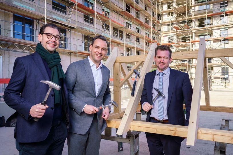 Die Investoren und Bauherren Philipp Grabianowski und Erik Sassenscheidt mit Raoul Schmidt-Lamontain, Baubürgermeister der Landeshauptstadt Dresden. Foto: André Wirsig/MiKa-Quartier GmbH & Co.KG