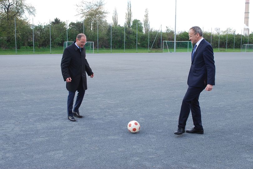 Innenminister Markus Ulbig (li.) und Bürgermeister Dr. Peter Lames bäbbeln eine Runde für die Fotografen. Foto: Trache