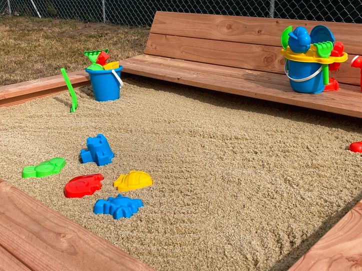 Der fertiggestellte Sandkasten lädt zum Spielen ein.
