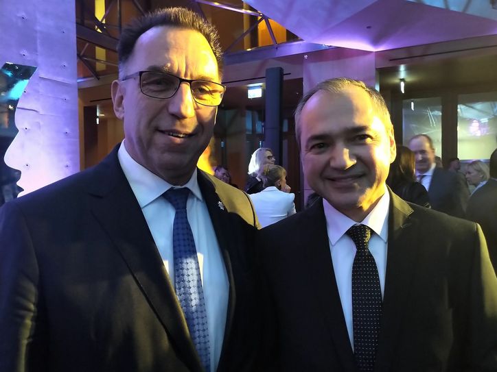 Michael Fohrer (links), Vorsitzenden der Geschäftsführung von Bombardier Transportation Germany, und der Görlitzer Oberbürgermeister Octavian Ursu in Berlin. Foto: Stadt Görlitz