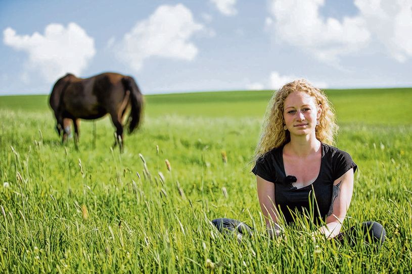 Mit ihrem eigenen „Herzenspferd“ Sina zieht es Jessica Hübner oft auf die Wiesen rund um ihren Heimatort. Fotos: Rocci Klein