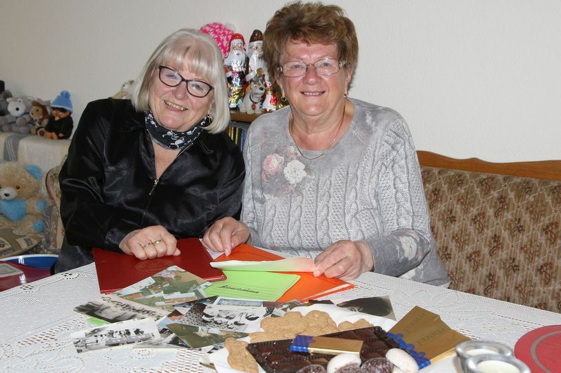 Uta Colling (72) und Wally Hein (78) beim Sichten der alten Fotos. Foto: Farrar