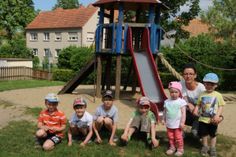 V.l.: Moritz, Ben, Luis, Sebastian, Josie und Raphael mit Kita-Leiterin Steffi Eichler vor den rutschen, die Ende des Sommers durch ein Spielschiff ersetzt werden sollen. Foto: Keil