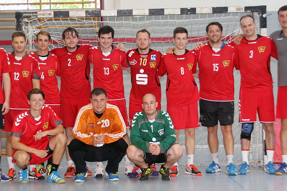 Jiri Boucek, in der Mitte mit der 10 und seiner Mannschaft.   Foto: Hatzi