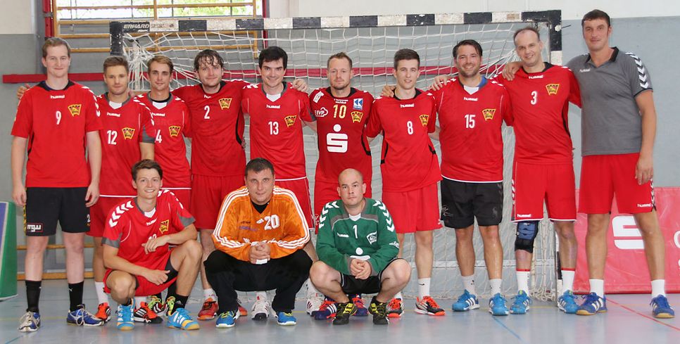 Jiri Boucek, in der Mitte mit der 10 und seiner Mannschaft.   Foto: Hatzi