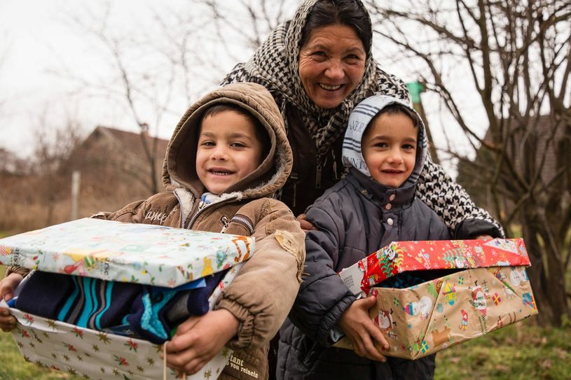 "Weihnachten im Schuhkarton" Serbien 2016: Großmama Maria ist kümmert sich um 13 Kinder und Enkelkinder. Die beiden Zwillingsbrüder sind hin und weg von ihren Schuhkartons. Foto: Maurice Ressel, GdH