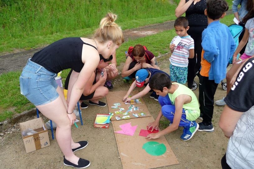An einer Kreativstation beim Kinderfest 2019 in Decin. Foto: privat