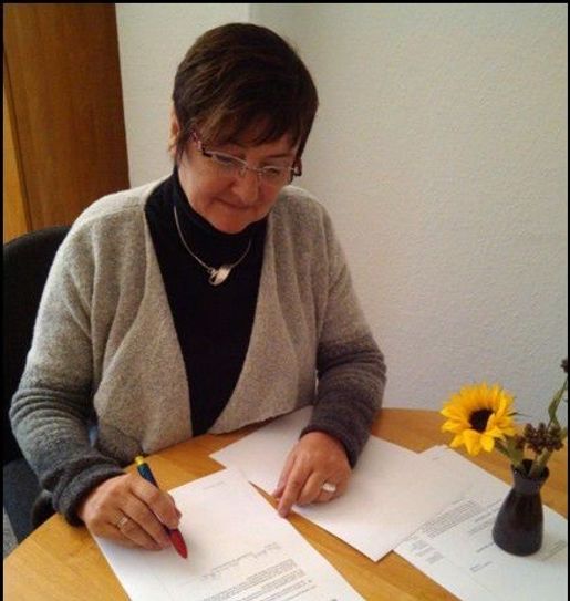 Uta Krusche-Räder setzt ihre Unterschrift unter den Darlehensvertrag.                                                      Foto: Verein