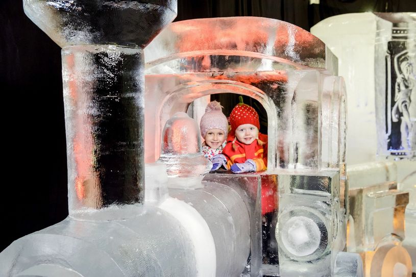 Elise und Marlene in der Lokomotive