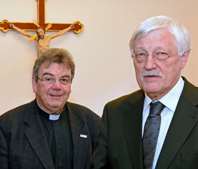 Der Generalsekretär des Bonifatiuswerkes, Monsignore Georg Austen (links), und Präsident Heinz Paus haben in Paderborn mitgeteilt, dass das Bonifatiuswerk im kommenden Jahr Projekte in der deutschen, nordeuropäischen und baltischen Diaspora mit 14 Millionen Euro unterstützt. Foto: Bonifatiuswerk der deutschen Katholiken e.V.