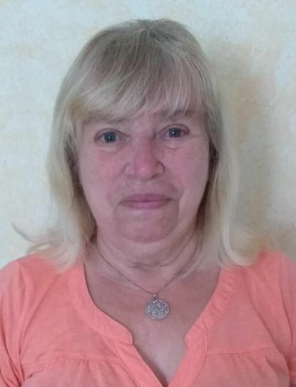 Kategorie "Ehrenamt": Anneliese Gervan  begleitet seit vielen Jahren eine ganze Reihe von Ehrenämtern. So ist sie zweimal wöchentlich im Leuben-Treff anzutreffen, wo sie Rommé-Nachmittage organisiert und bei verschiedenen Veranstaltungen hilft. In der Begegnungsstätte des DRK auf der Striesener Straße gibt sie Mittagessen an Bedürftige aus und jeden Freitag ist sie zudem im Oxfam-Shop am Schillerplatz anzutreffen, um hier Secondhand-Ware zu verkaufen. Für ihr ehrenamtliches Engagement stellt sie manches Private hintenan, dennoch hat sie immer Zeit für ihre drei Kinder und drei Enkelkinder.