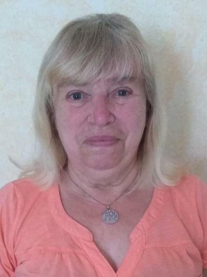 Kategorie "Ehrenamt": Anneliese Gervan  begleitet seit vielen Jahren eine ganze Reihe von Ehrenämtern. So ist sie zweimal wöchentlich im Leuben-Treff anzutreffen, wo sie Rommé-Nachmittage organisiert und bei verschiedenen Veranstaltungen hilft. In der Begegnungsstätte des DRK auf der Striesener Straße gibt sie Mittagessen an Bedürftige aus und jeden Freitag ist sie zudem im Oxfam-Shop am Schillerplatz anzutreffen, um hier Secondhand-Ware zu verkaufen. Für ihr ehrenamtliches Engagement stellt sie manches Private hintenan, dennoch hat sie immer Zeit für ihre drei Kinder und drei Enkelkinder.