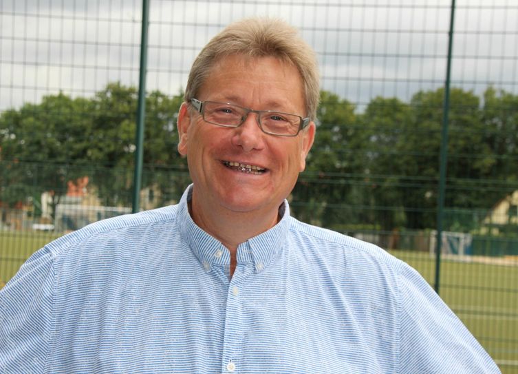 Kategorie "Ehrenamt": Dieter Hofmann ist Präsident des Ballsportverein Lockwitzgrund, und das schon seit 25 Jahren. Zwischen Plattenbauten und grünem Lockwitzgrund verwandelte er mit vielen ehrenamtlichen Helfern die ehemalige BSG Kelterei Lockwitzgrund in einen gestandenen Verein, der 2021 sein einhundertstes Jubiläum feiert.  Neben der Sektion Fußball gibt es heute u.a. Volleyball, Tischtennis, HipHop, Jazz Tanz, Fitness, Kids Beats, Gymnastik, Dance-Fit-Kids.  Nur durch sein unermüdliches Schaffen und kreative Ideen wurde der BSV zu dem Verein, der er heute ist.