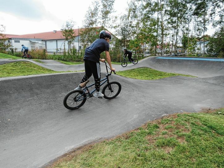 Die Pumptrack - Anlage Bike&Chill ist sehr beliebt. Besonders in den Ferien und an den Wochenenden herrscht hier viel Betrieb. Die Anlage ist in Kooperation mit dem MGH, der Stadtverwaltung und vielen Unterstützern entstanden.                                                     Foto: Silke Richter